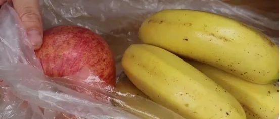 香蕉买来两天就变黑，水果店老板绝招，不发黑不腐烂，半个月不坏
